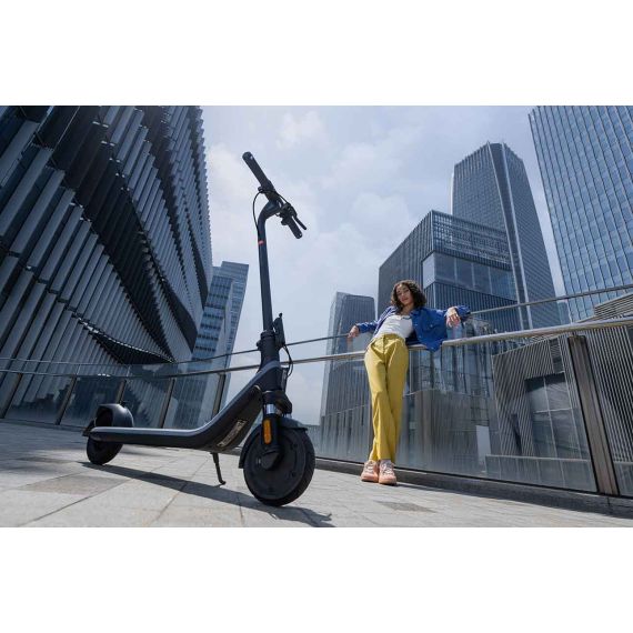 Trottinette électrique publicitaire Segway Ninebot Kickscooter E2 D II